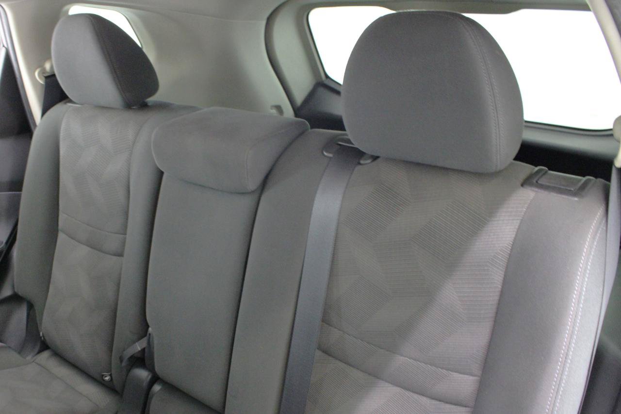 Used 2016 Nissan Rogue SV FWD image 37
