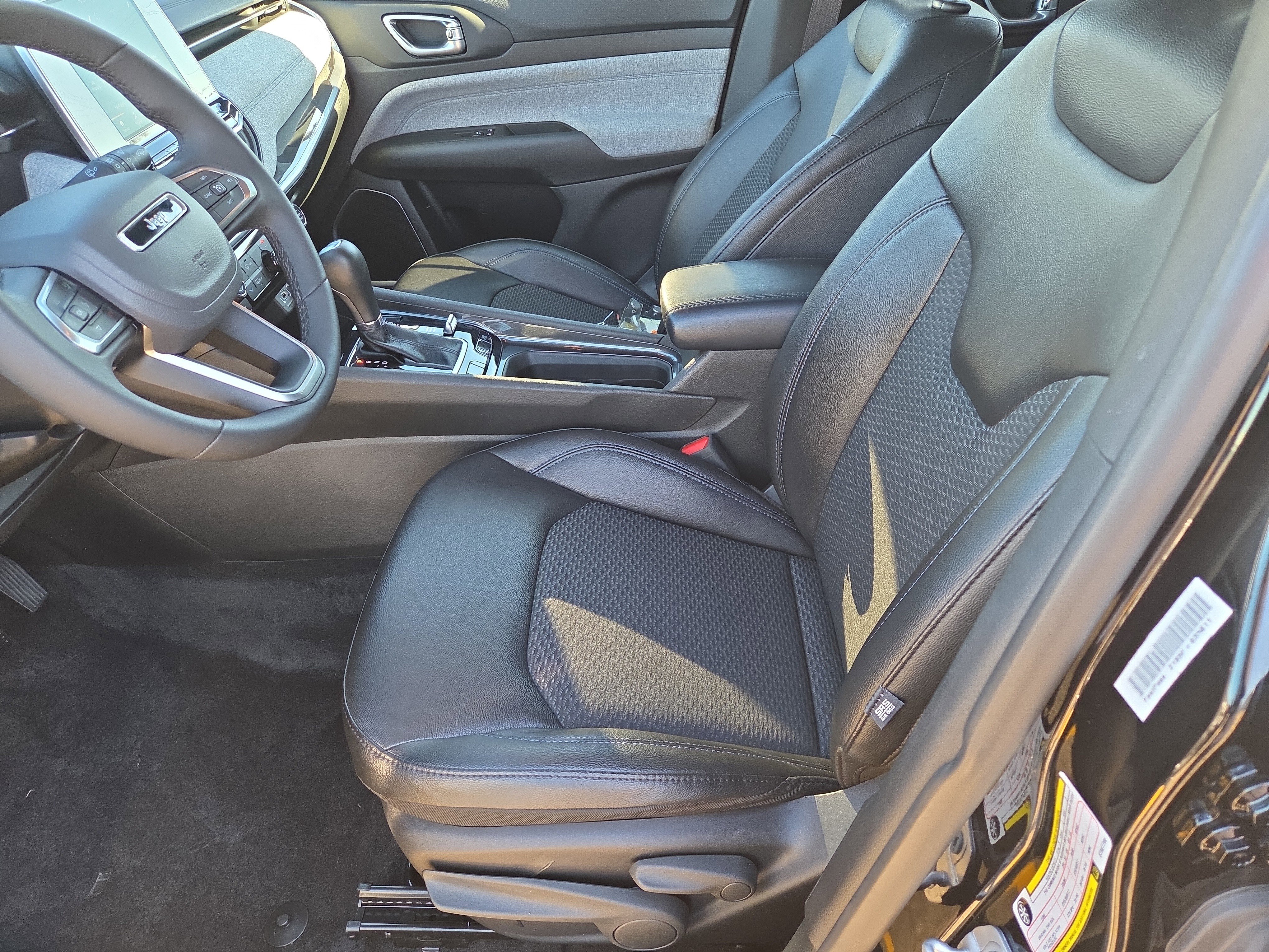 Used 2025 Jeep Compass Latitude image 5