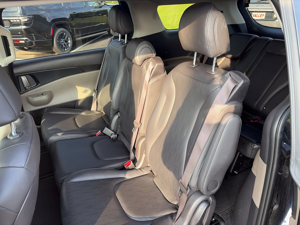 Used 2025 Kia Carnival FWD image 14