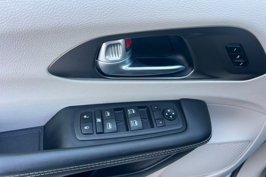Used 2024 Chrysler Pacifica Select image 8