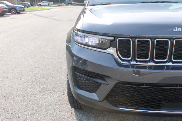 Used 2024 Jeep Grand Cherokee Laredo RWD image 39