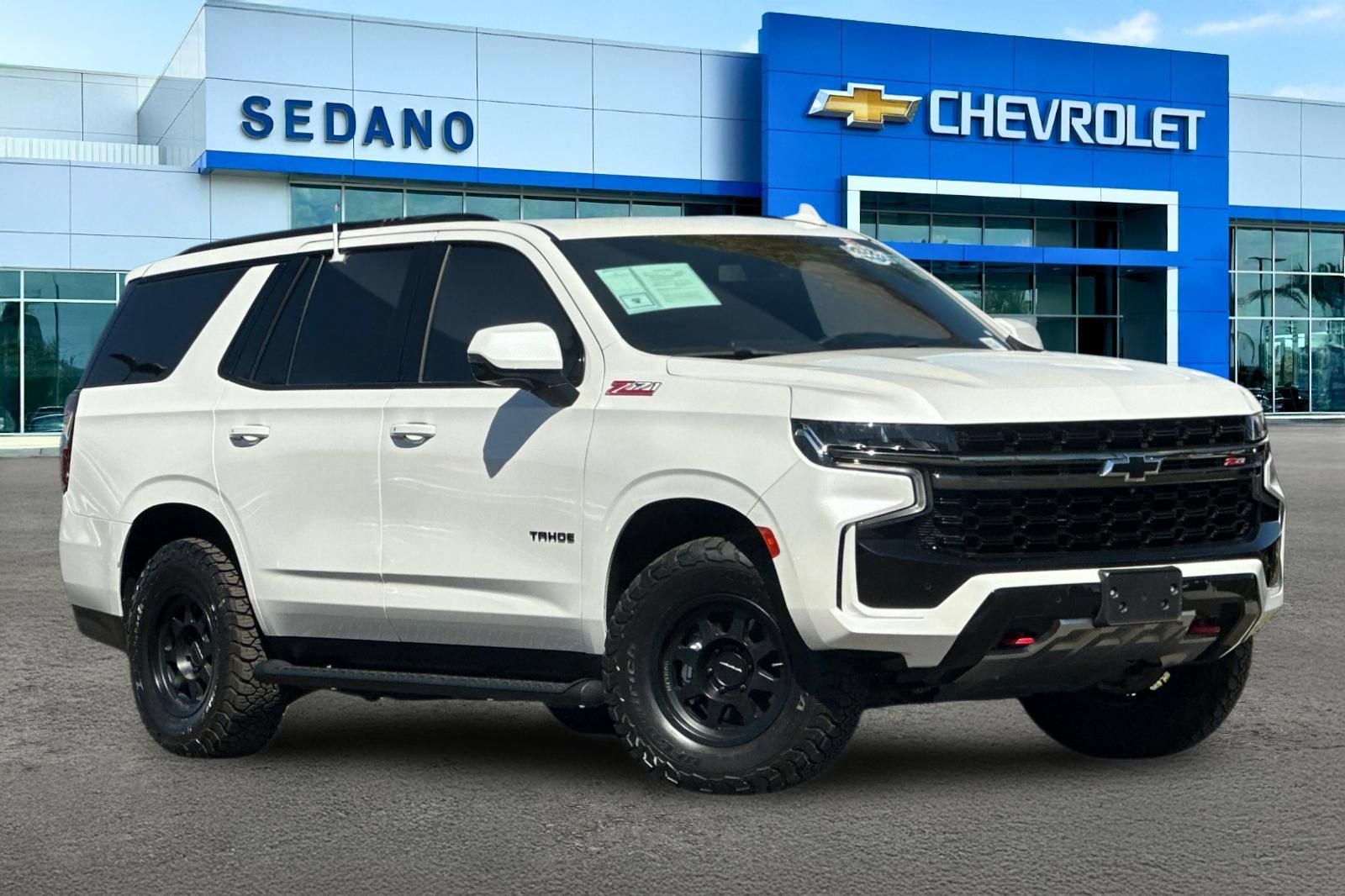 Used 2021 Chevrolet Tahoe Z71 w/ Luxury Package AWD/4WD image 2