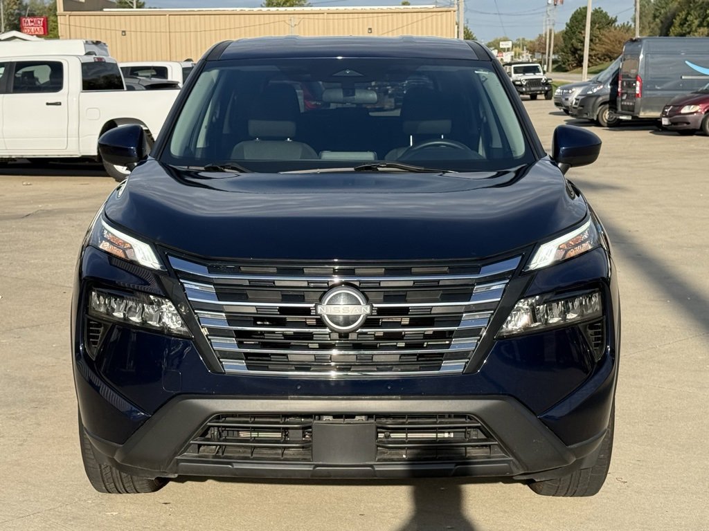 Used 2024 Nissan Rogue SV image 2