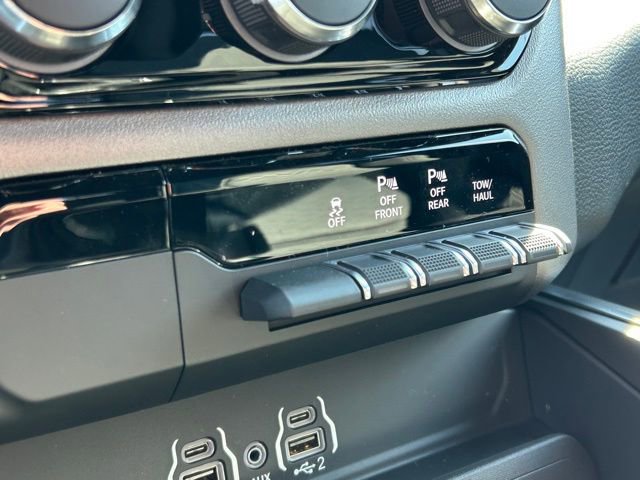 New 2026 RAM 1500 4x4 Crew Cab image 40