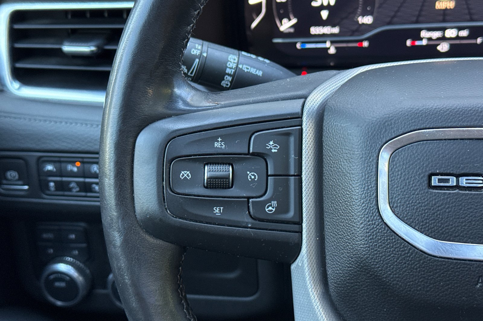 Used 2022 GMC Yukon XL Denali AWD/4WD image 28
