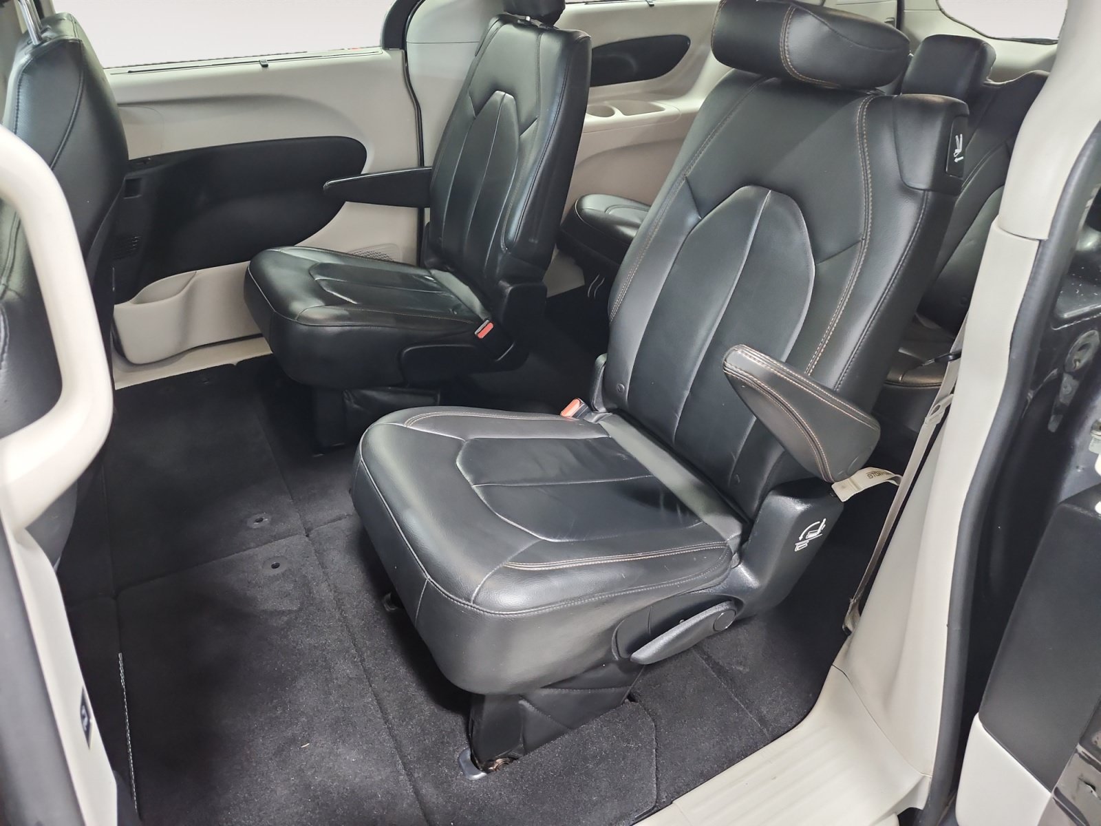 Used 2017 Chrysler Pacifica Touring-L FWD image 13