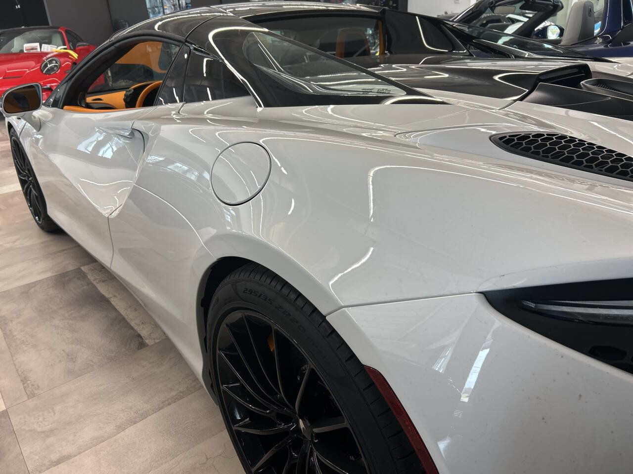 Used 2025 McLaren Artura Spider image 33