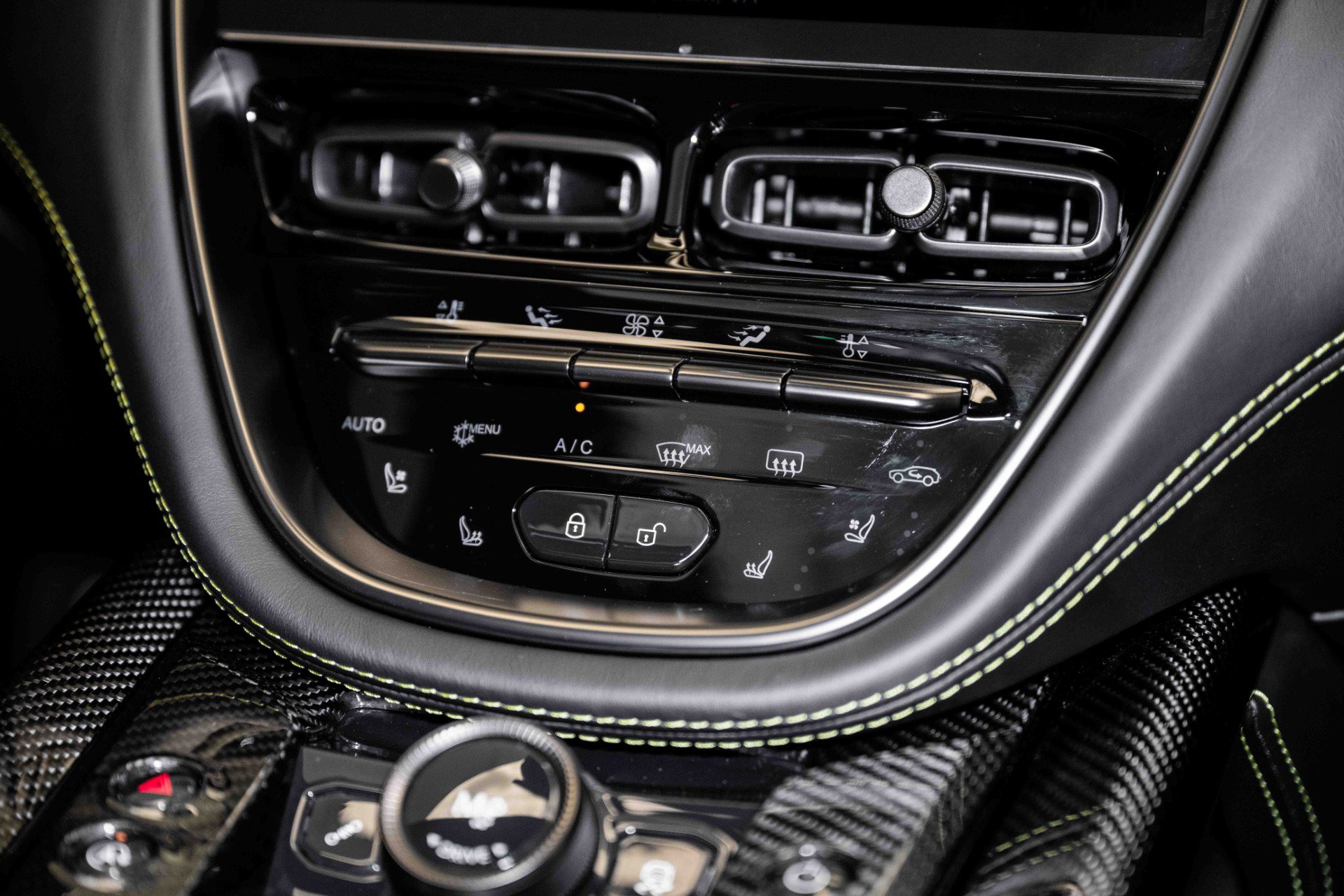 Used 2024 Aston Martin DBX 707 image 33