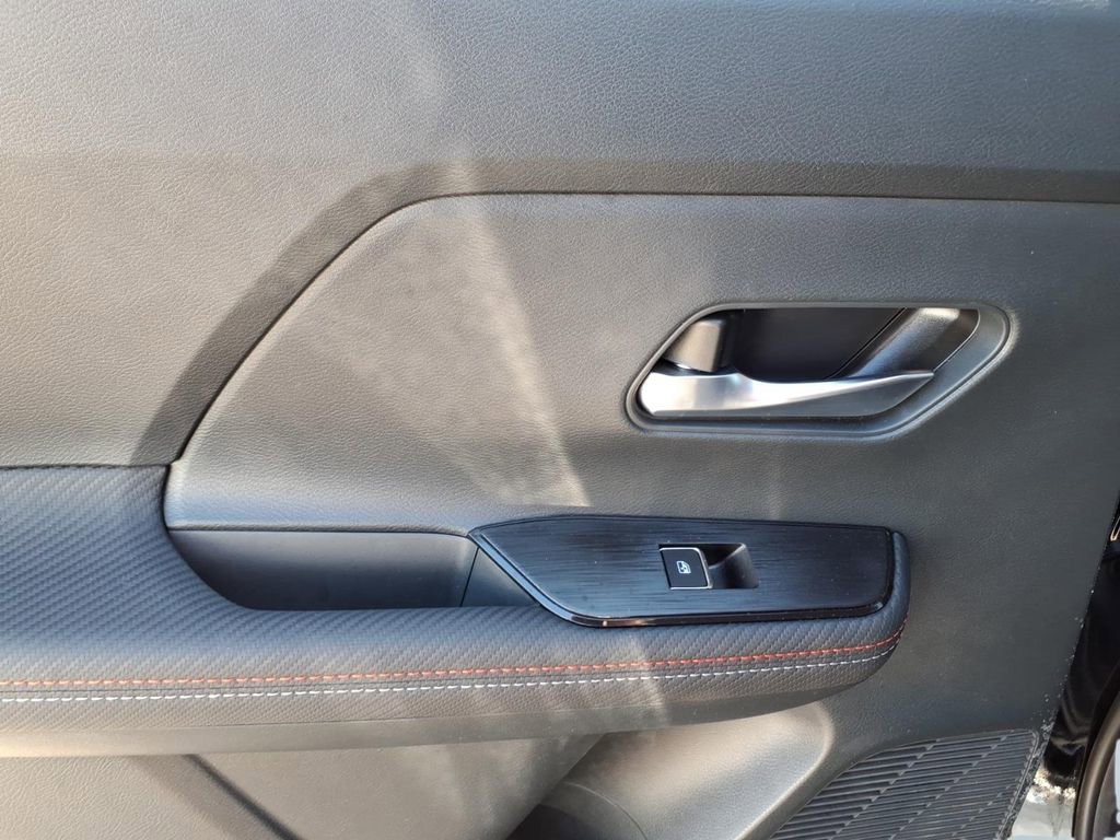 Used 2025 Nissan Kicks SR image 10