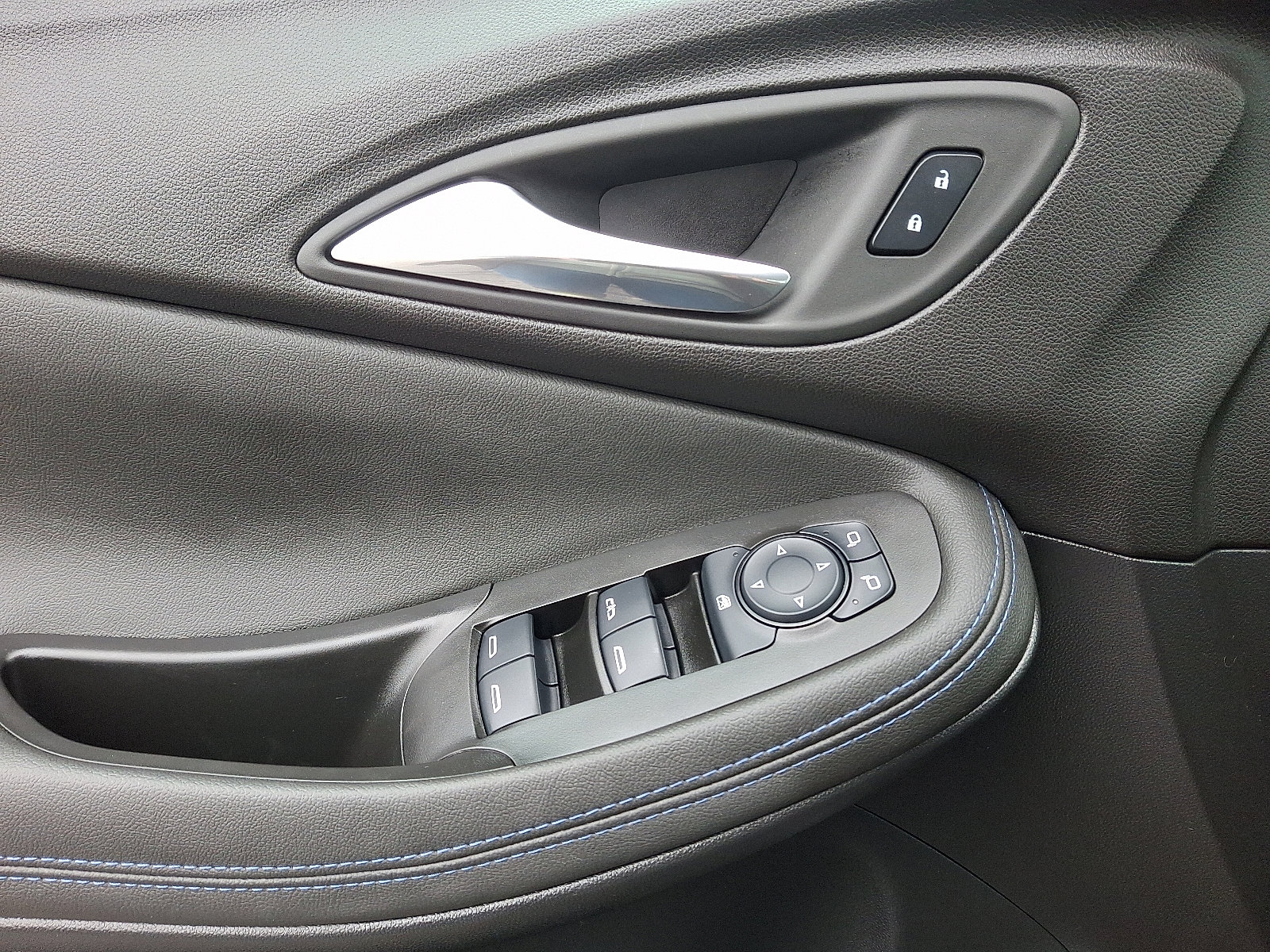 Used 2025 Buick Encore GX Sport Touring AWD/4WD image 13