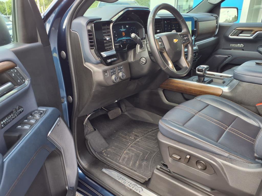 Used 2023 Chevrolet Silverado 1500 High Country w/ Technology Package image 4