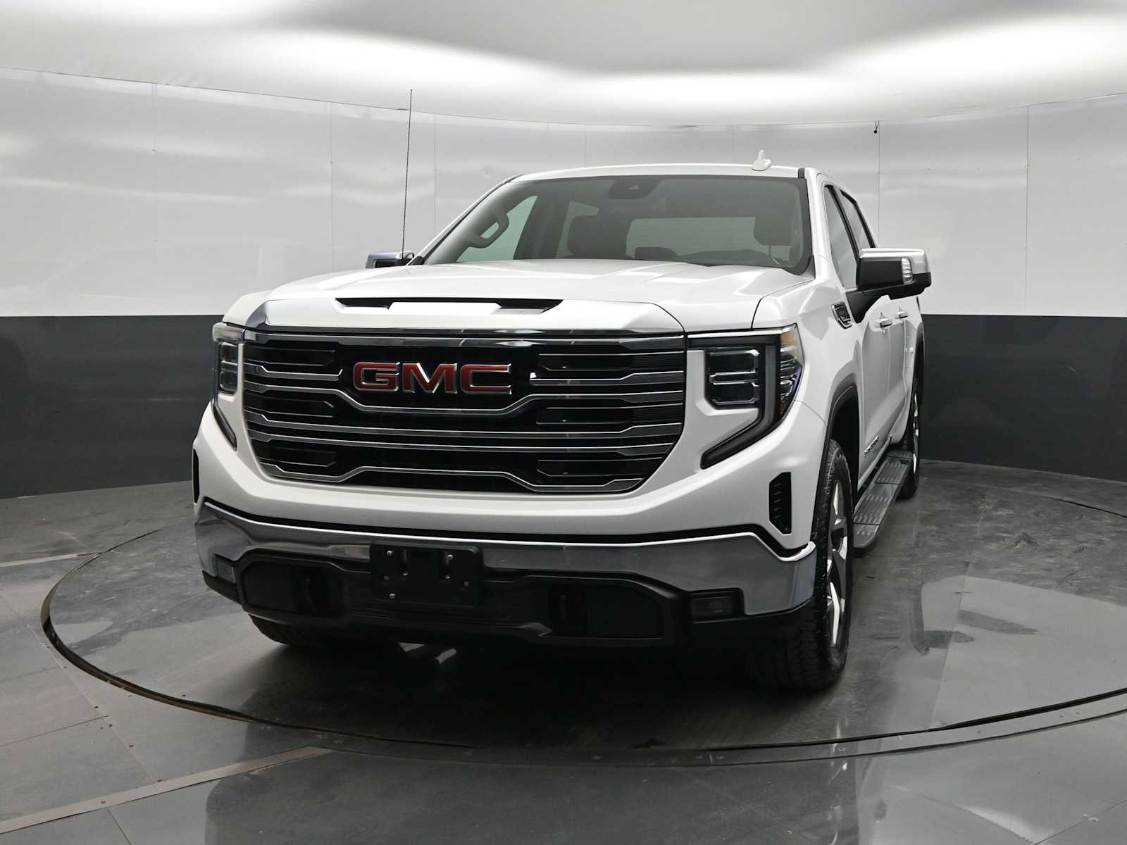 Used 2023 GMC Sierra 1500 SLT w/ SLT Premium Package AWD/4WD image 3