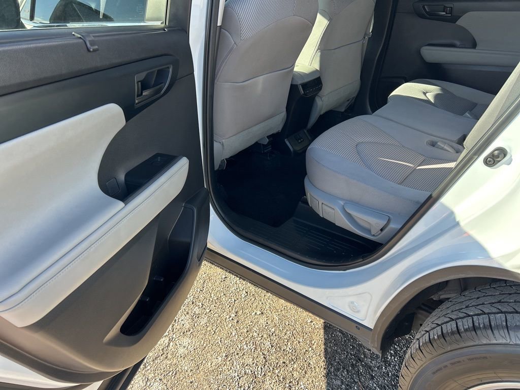 Used 2023 Toyota Highlander L image 27
