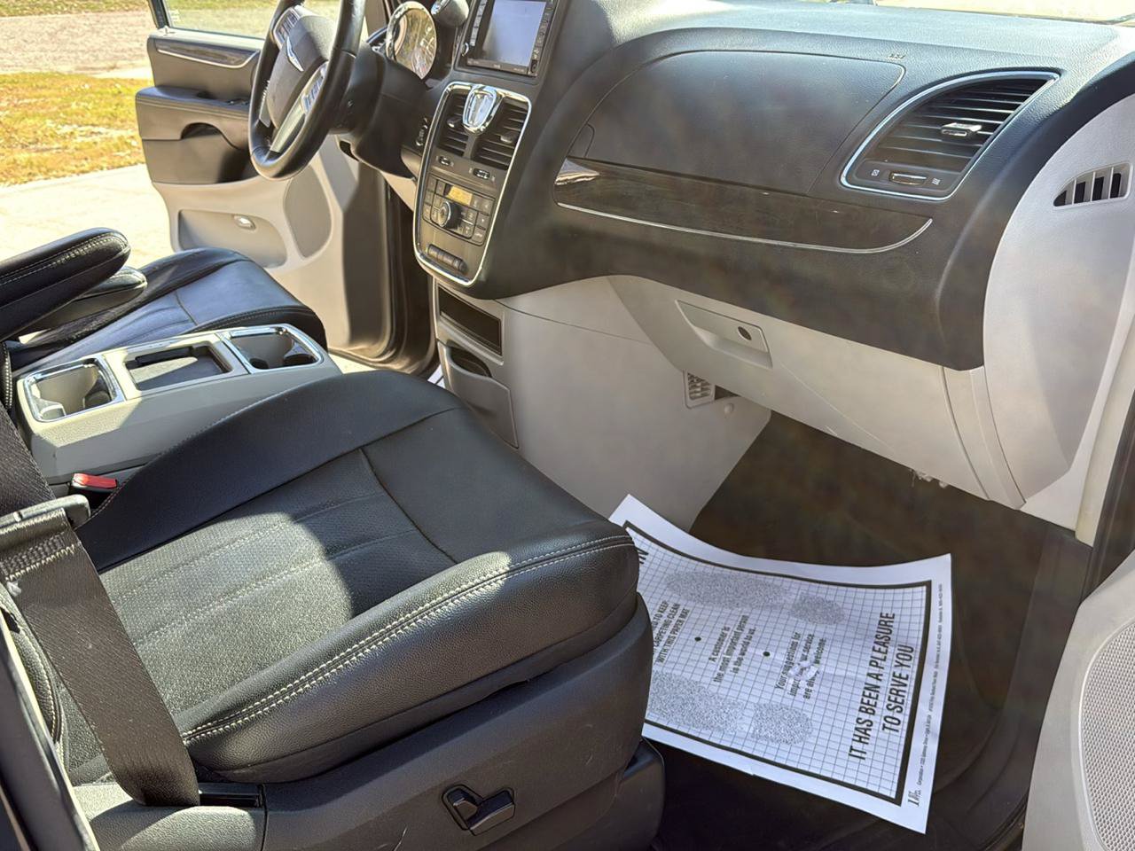 Used 2014 Chrysler Town & Country Touring-L FWD image 28