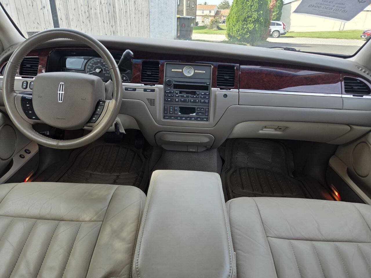 Used 2005 Lincoln Town Car Signature RWD image 24