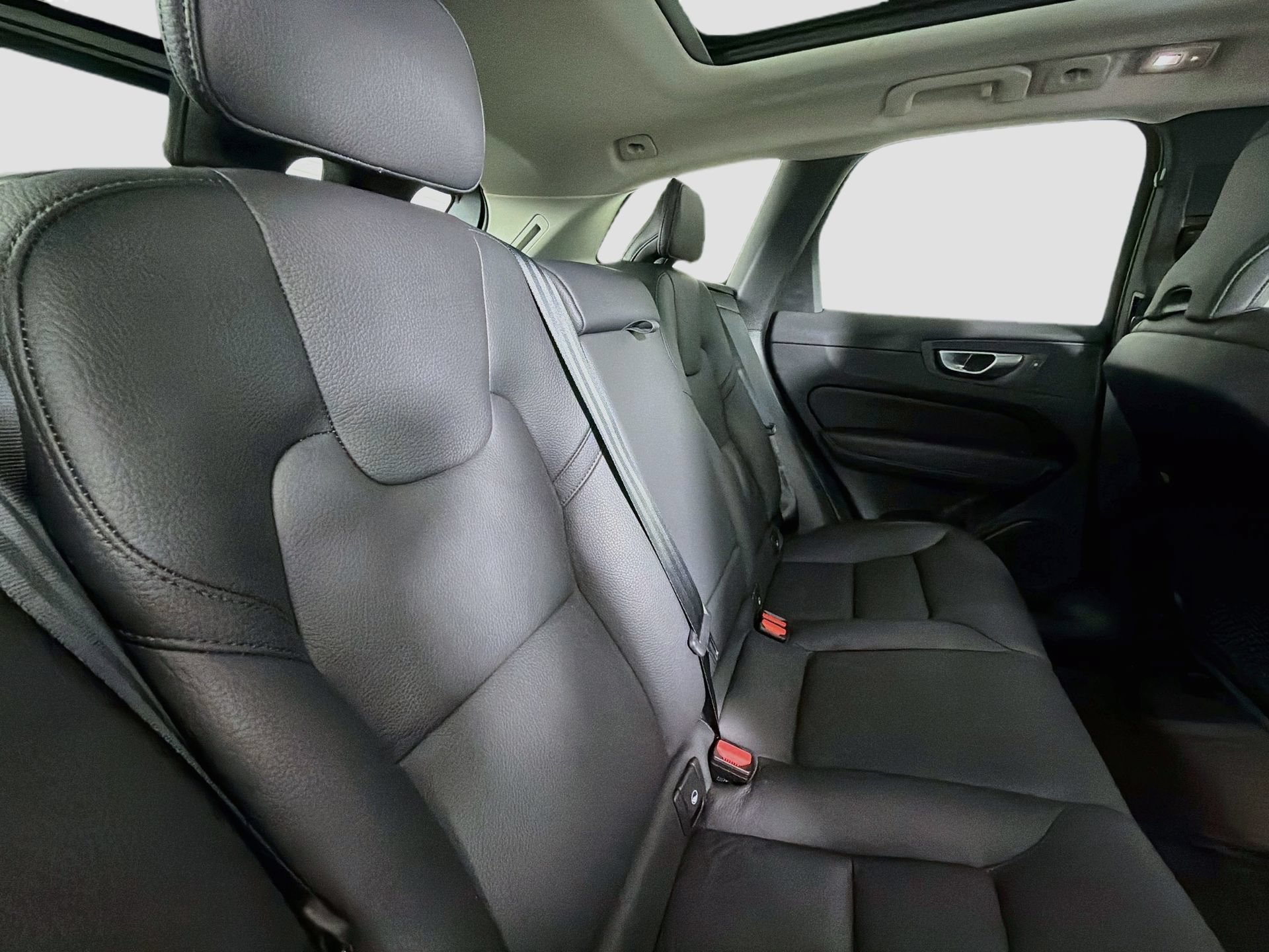 Certified 2024 Volvo XC60 B5 Plus AWD/4WD image 27