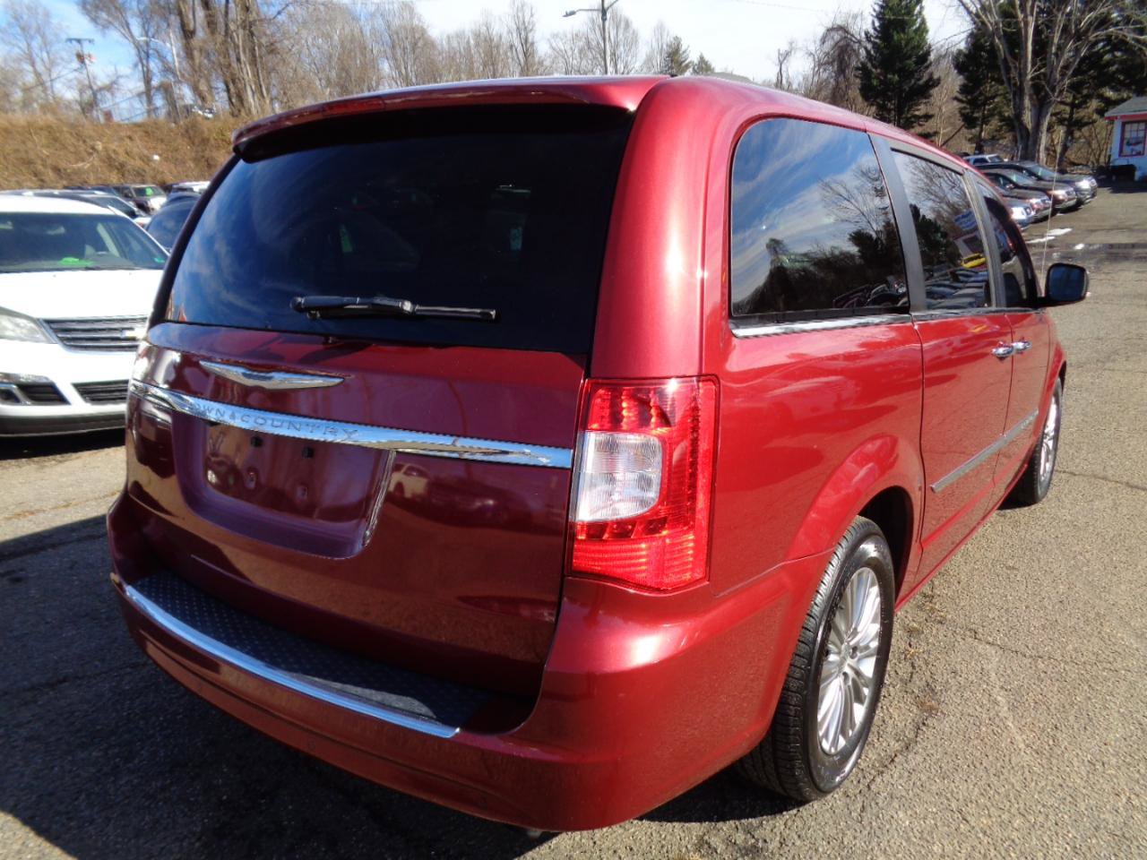 Used 2016 Chrysler Town & Country Touring-L image 5