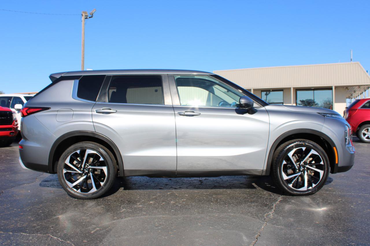 Used 2024 Mitsubishi Outlander SE Black Edition image 3