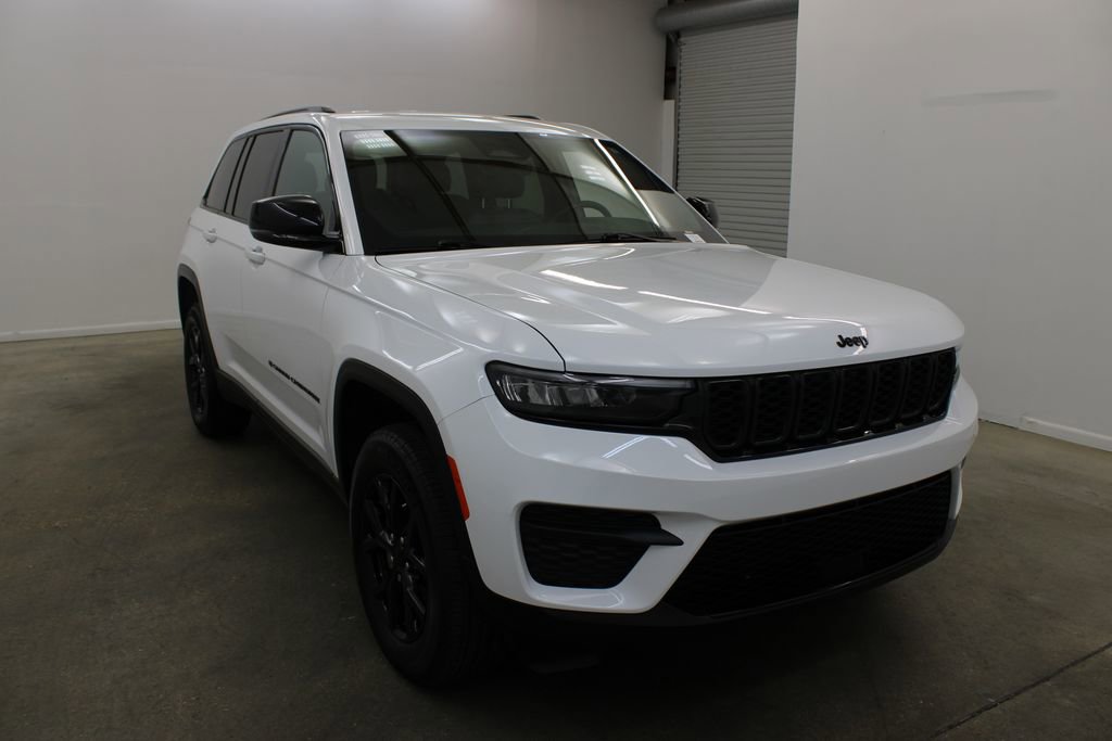 Used 2025 Jeep Grand Cherokee Altitude AWD/4WD image 6