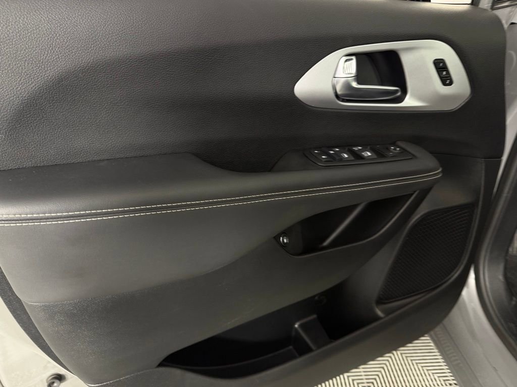 Used 2024 Chrysler Pacifica Select image 26