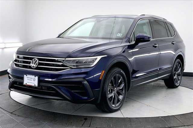 Used 2023 Volkswagen Tiguan SE w/ Panoramic Sunroof Package image 2