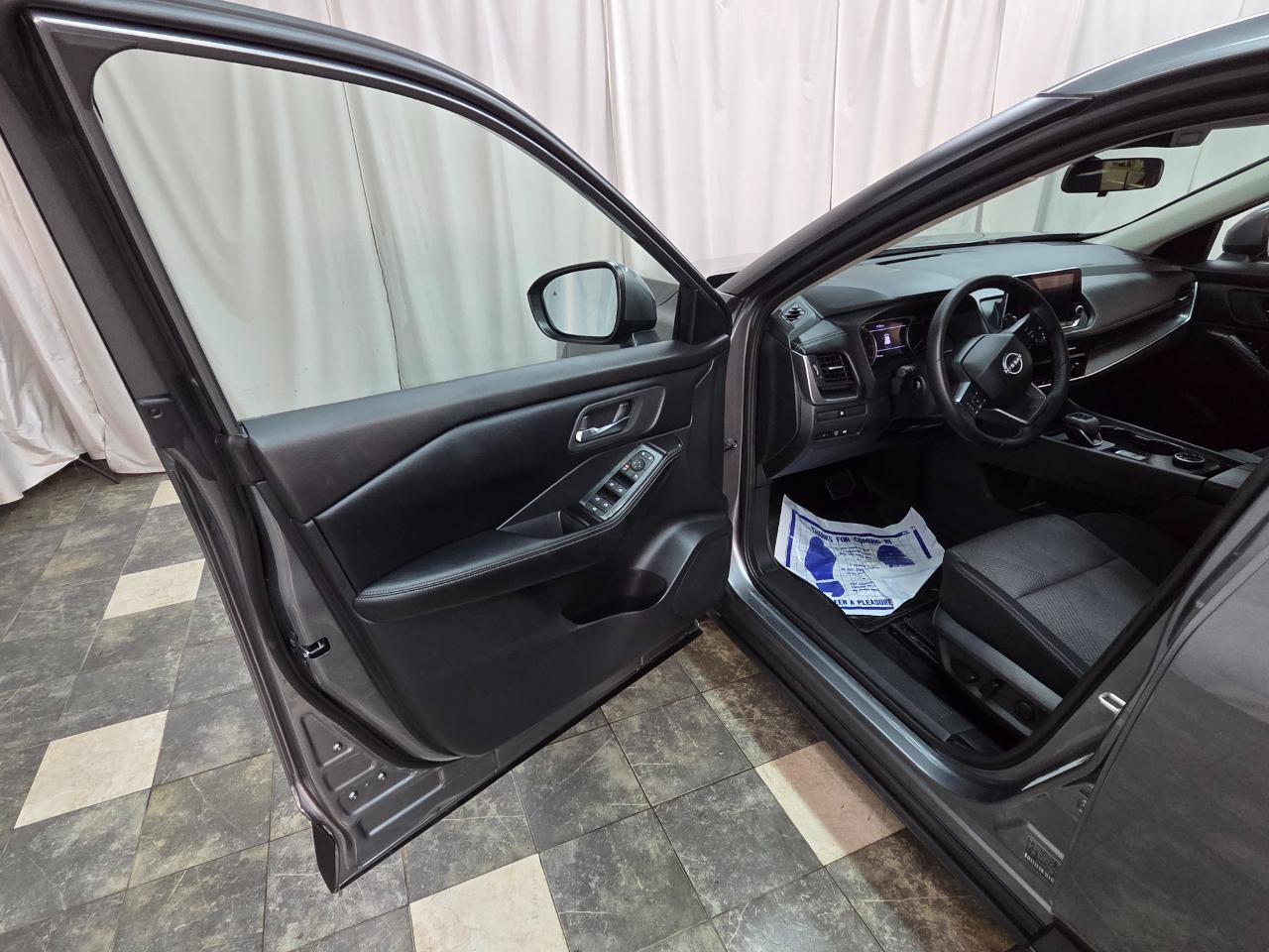 Used 2025 Nissan Rogue SV AWD/4WD image 11