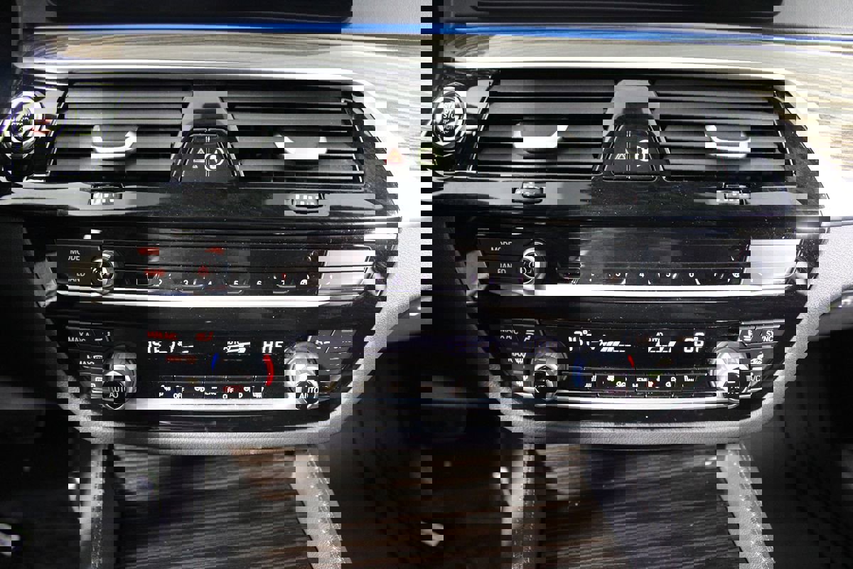 Used 2023 BMW 530e w/ M Sport Package image 8