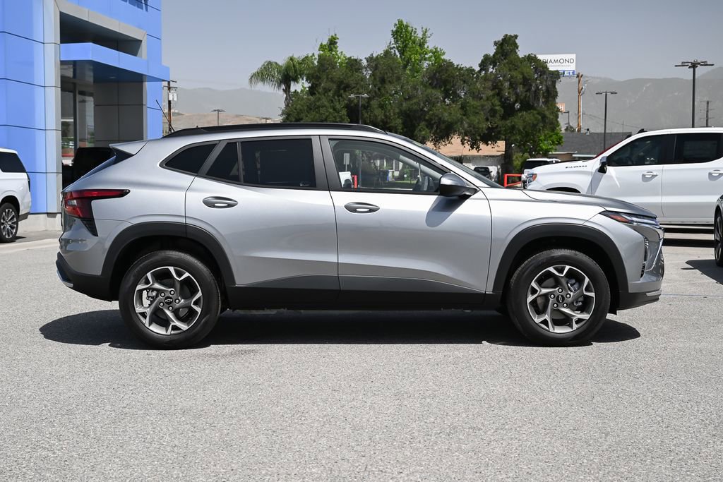 New 2026 Chevrolet Trax LT w/ LPO, Blackout Package FWD image 3