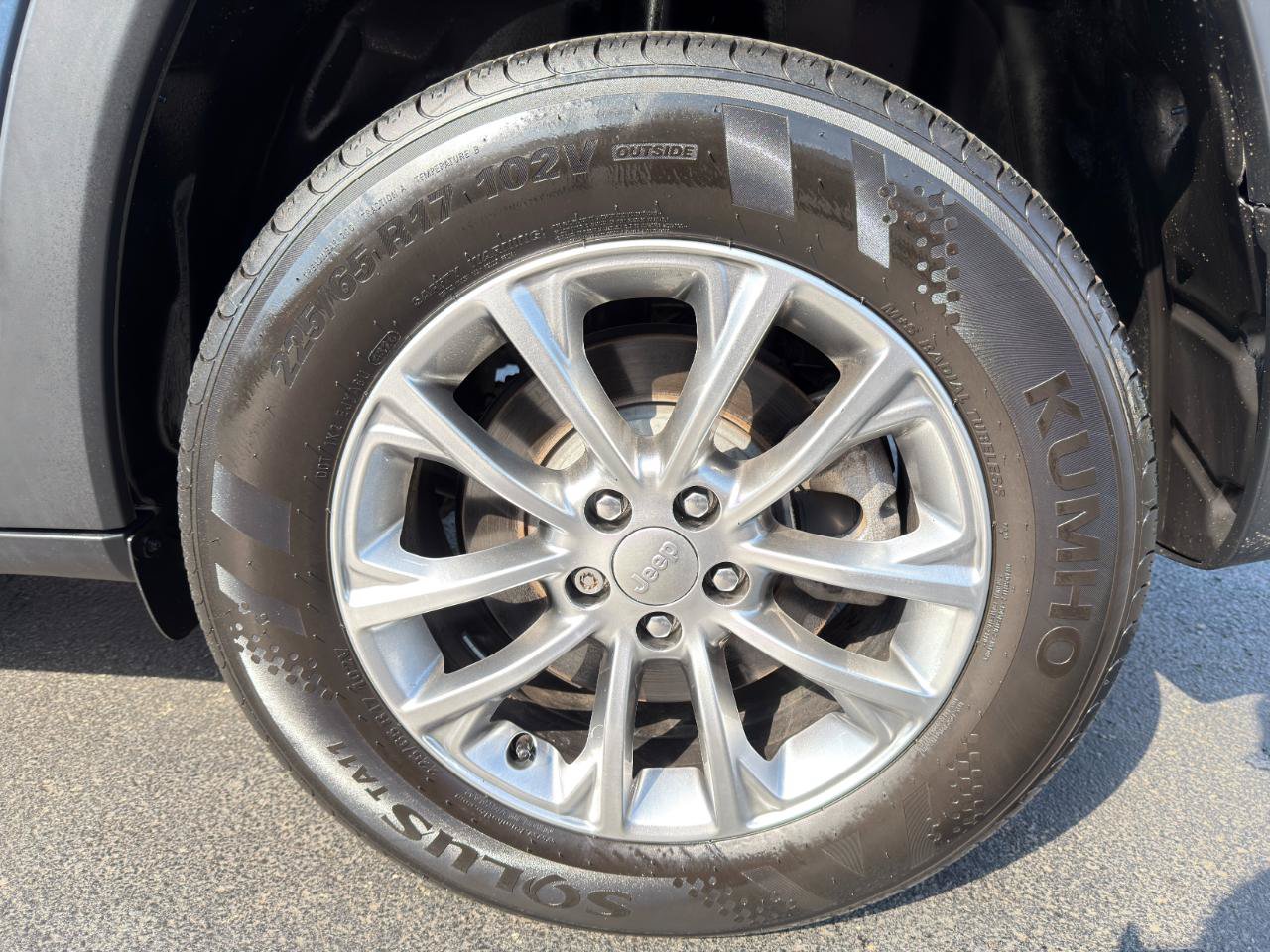 Used 2021 Jeep Cherokee Latitude Lux w/ Sun & Sound Group AWD/4WD image 11