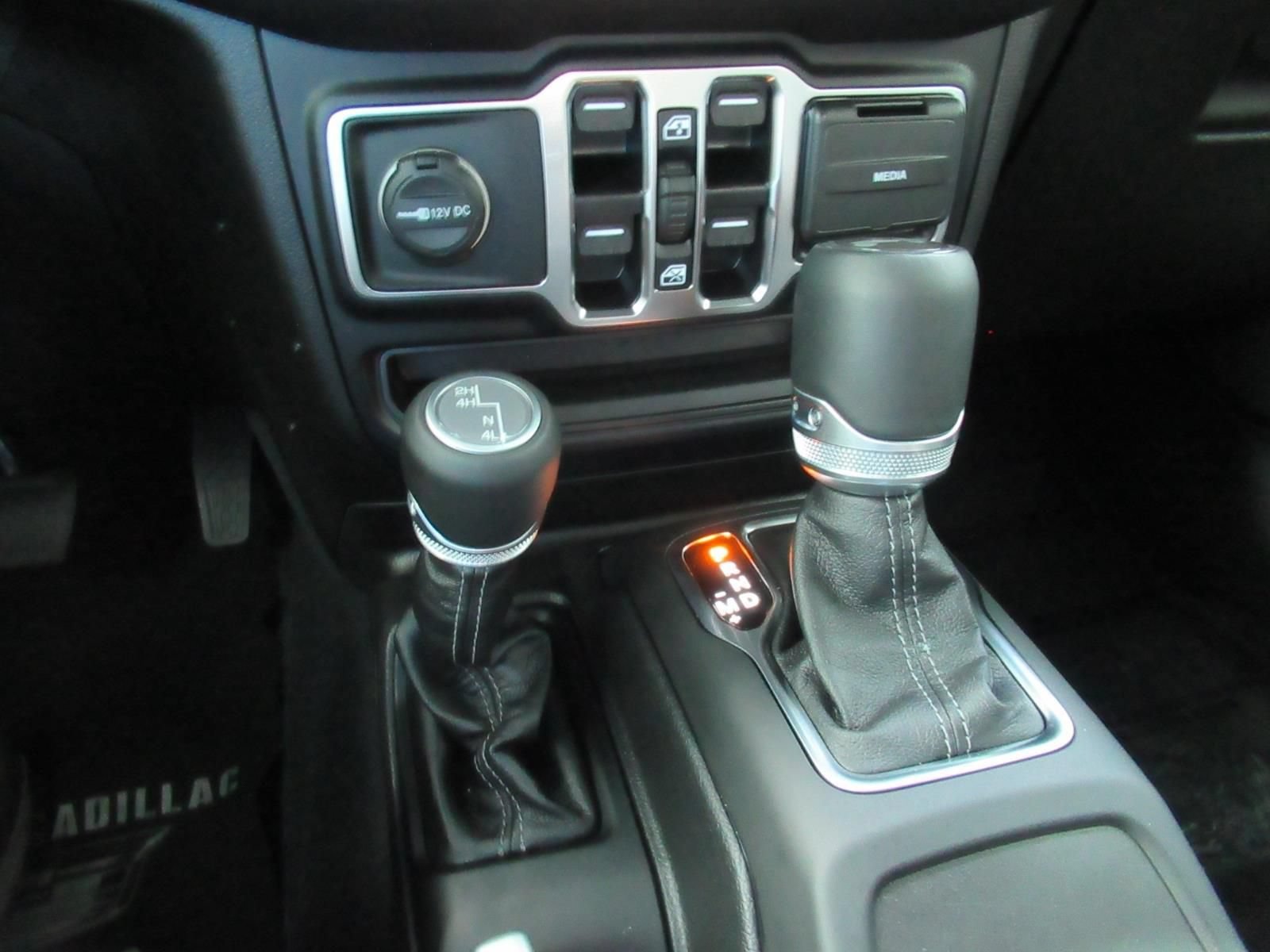 Used 2025 Jeep Wrangler Unlimited Sahara w/ Technology Group AWD/4WD image 24