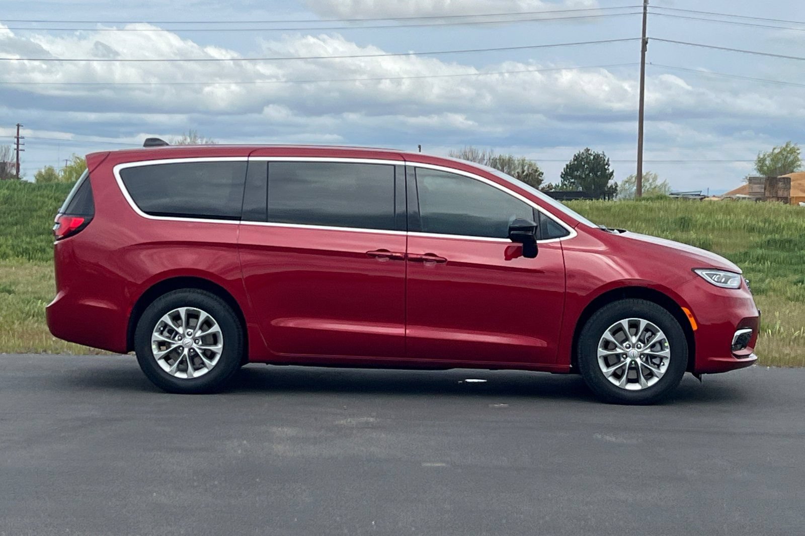 New 2026 Chrysler Pacifica Select AWD/4WD image 2