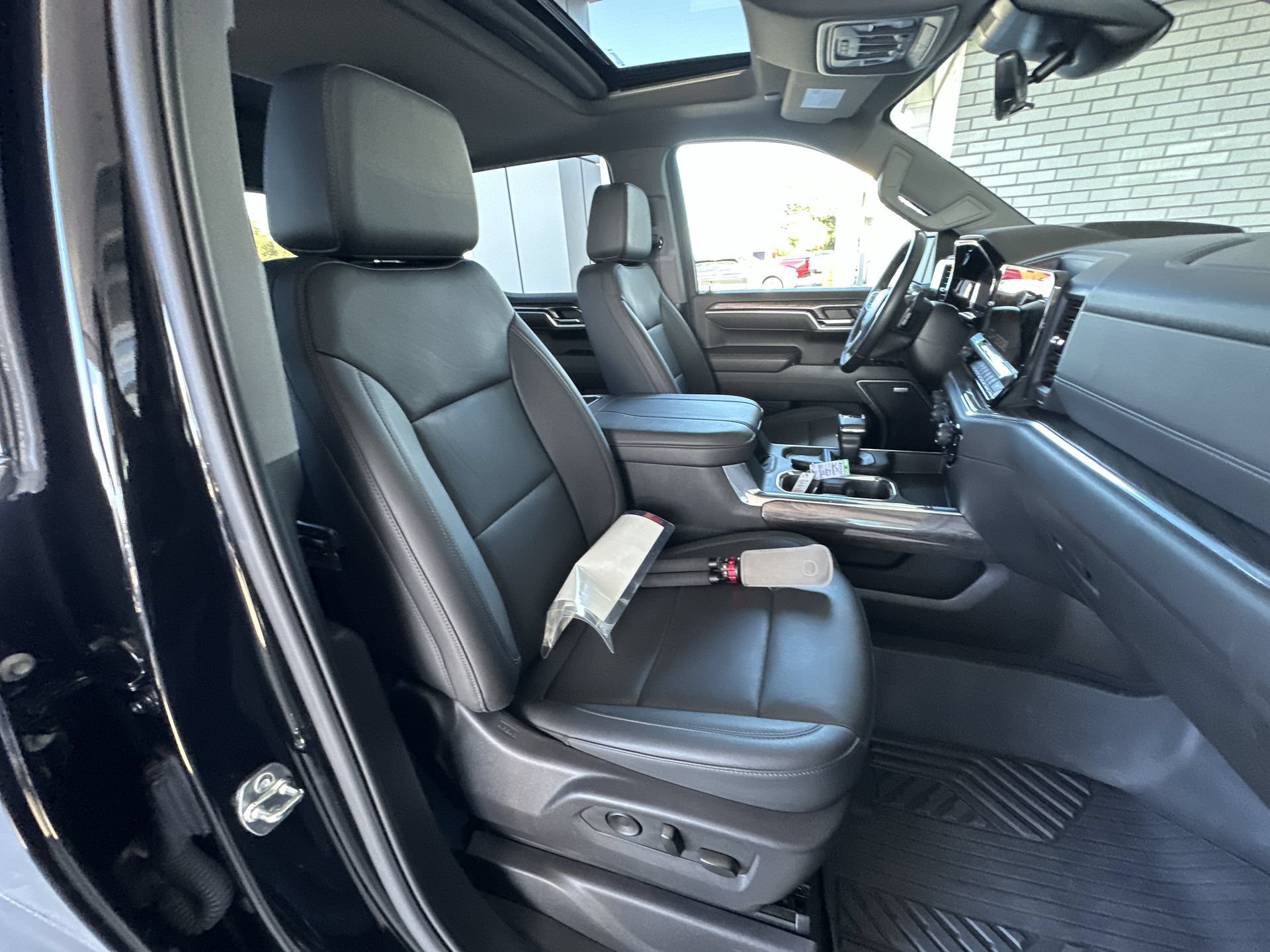 Certified 2025 Chevrolet Silverado 1500 LTZ AWD/4WD image 28