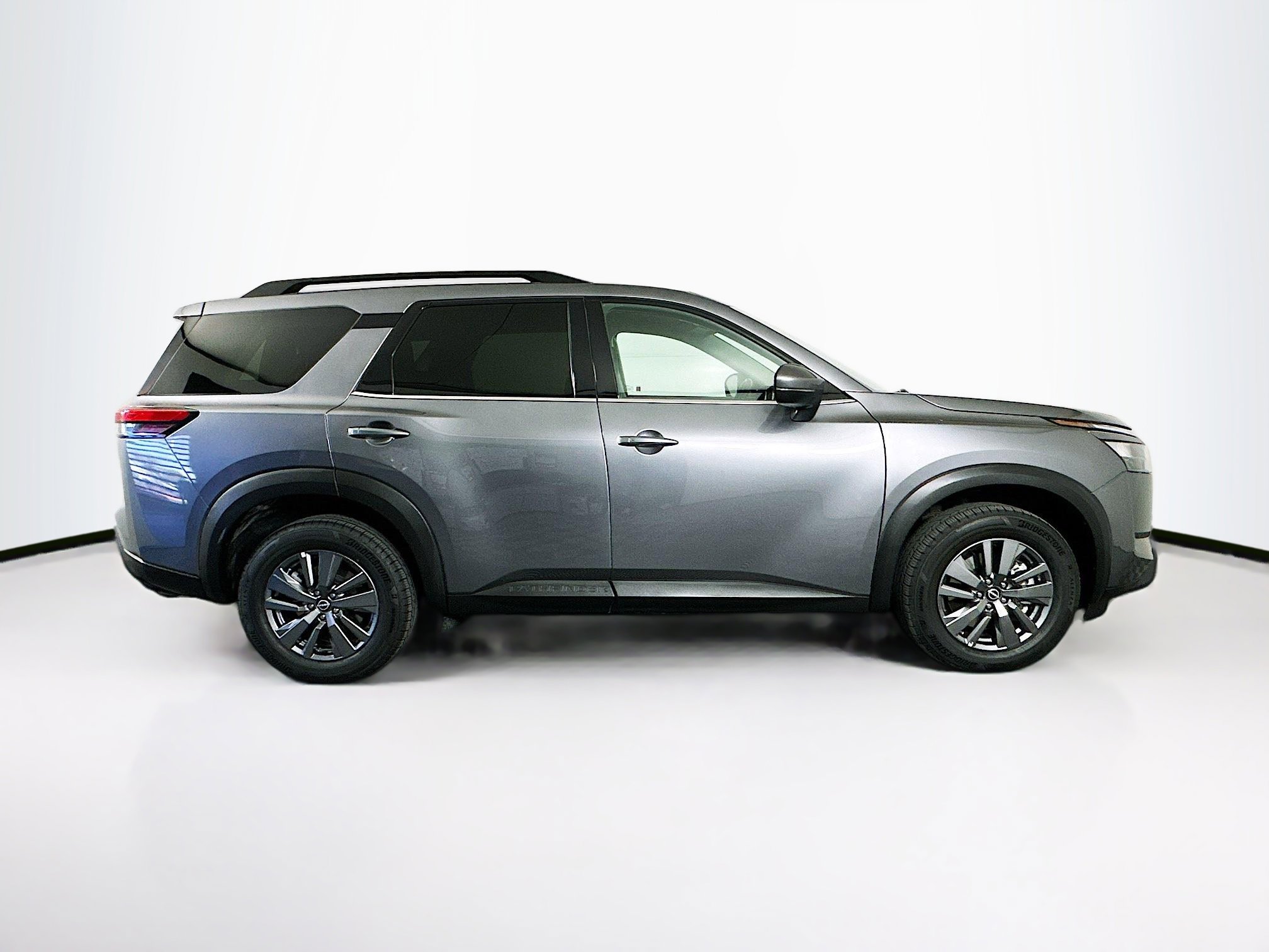 Used 2025 Nissan Pathfinder SV image 10