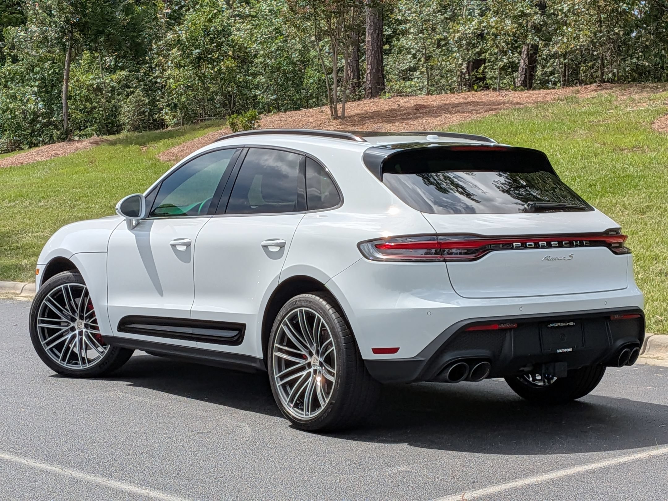 Certified 2025 Porsche Macan S AWD/4WD image 3