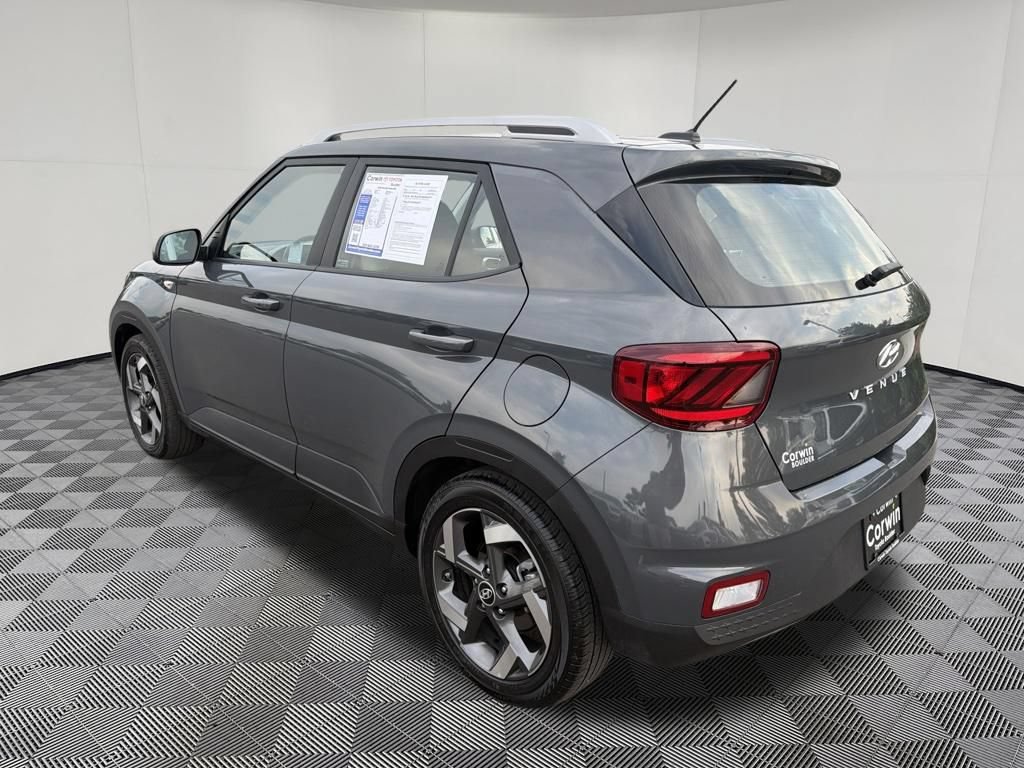 Used 2025 Hyundai Venue SEL FWD image 4