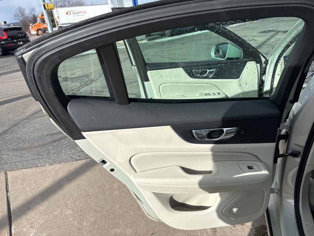 Used 2019 Volvo S60 T6 Momentum w/ Premium Package image 31