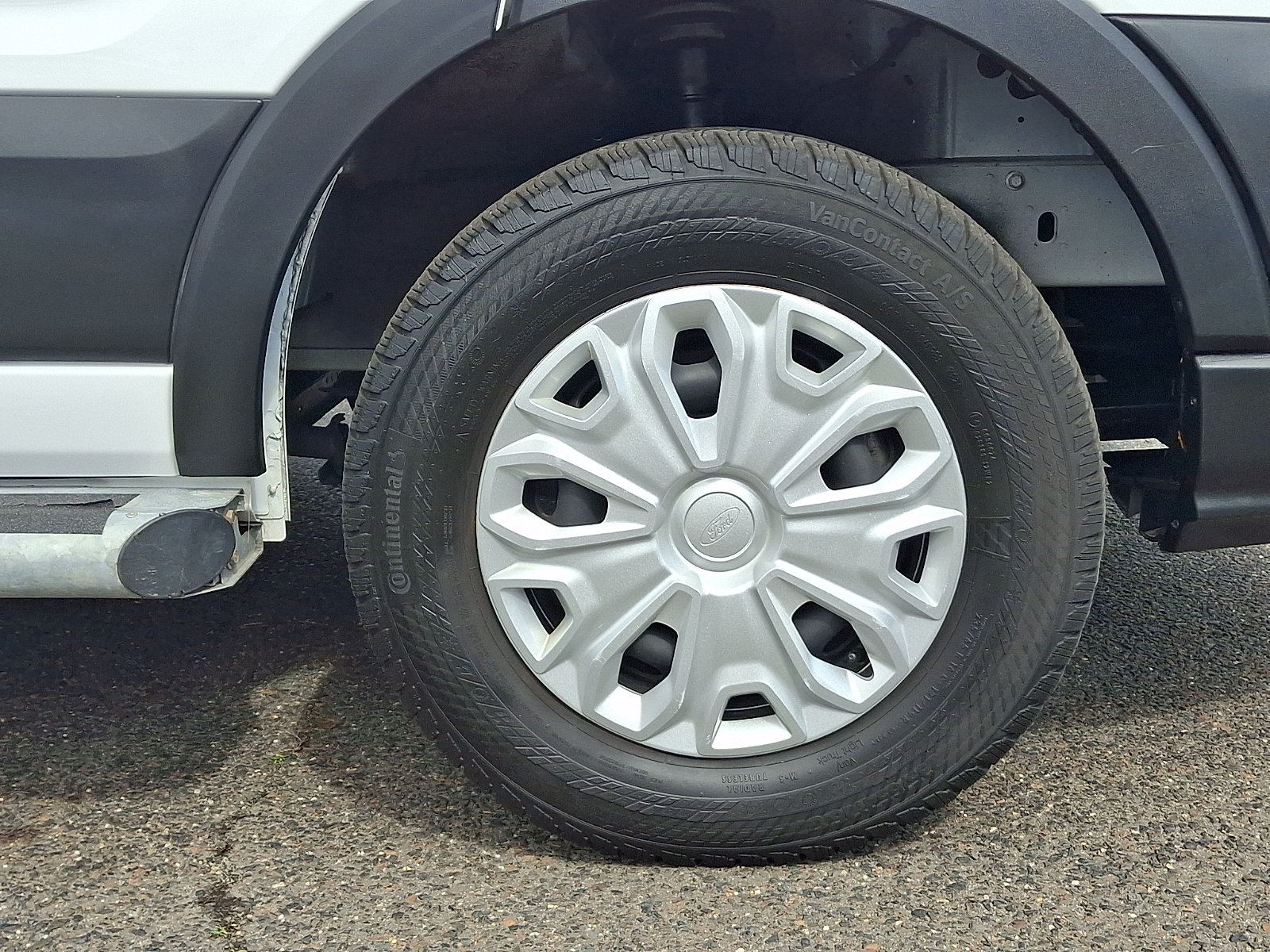 Certified 2025 Ford Transit 250 Low Roof w/ Exterior Upgrade Package RWD image 9