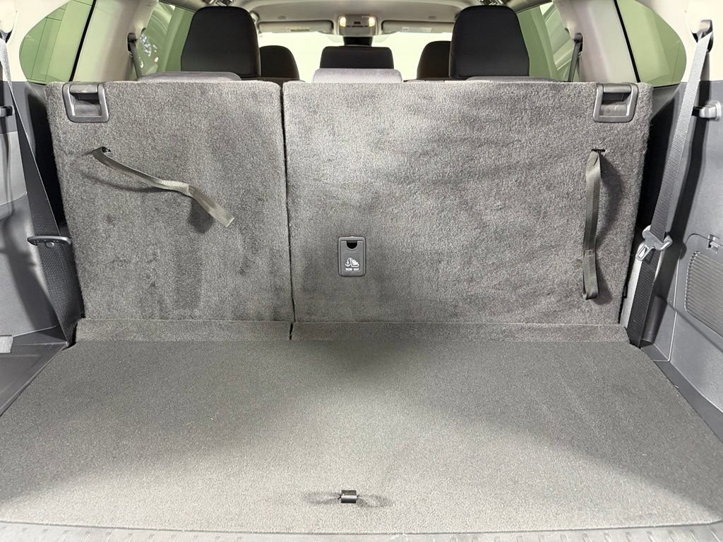 Used 2025 Toyota Highlander LE FWD image 27