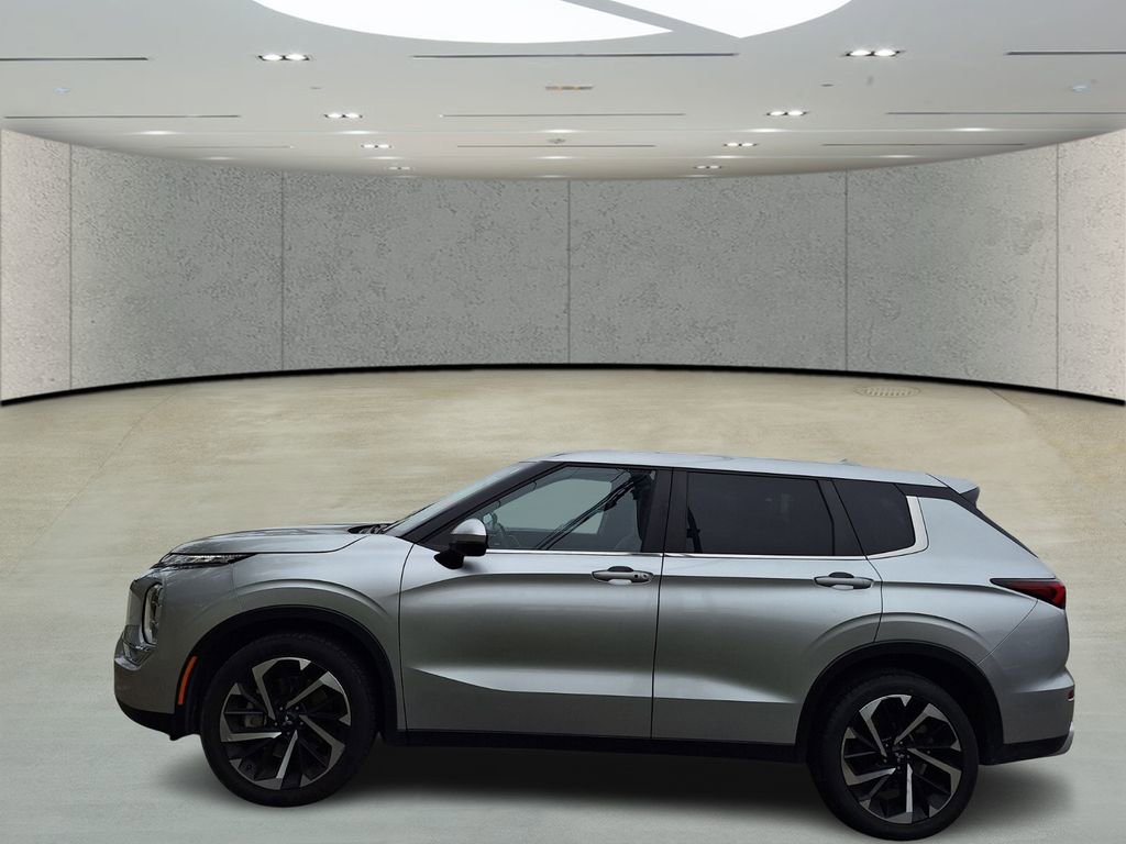 Used 2024 Mitsubishi Outlander SE Black Edition image 2