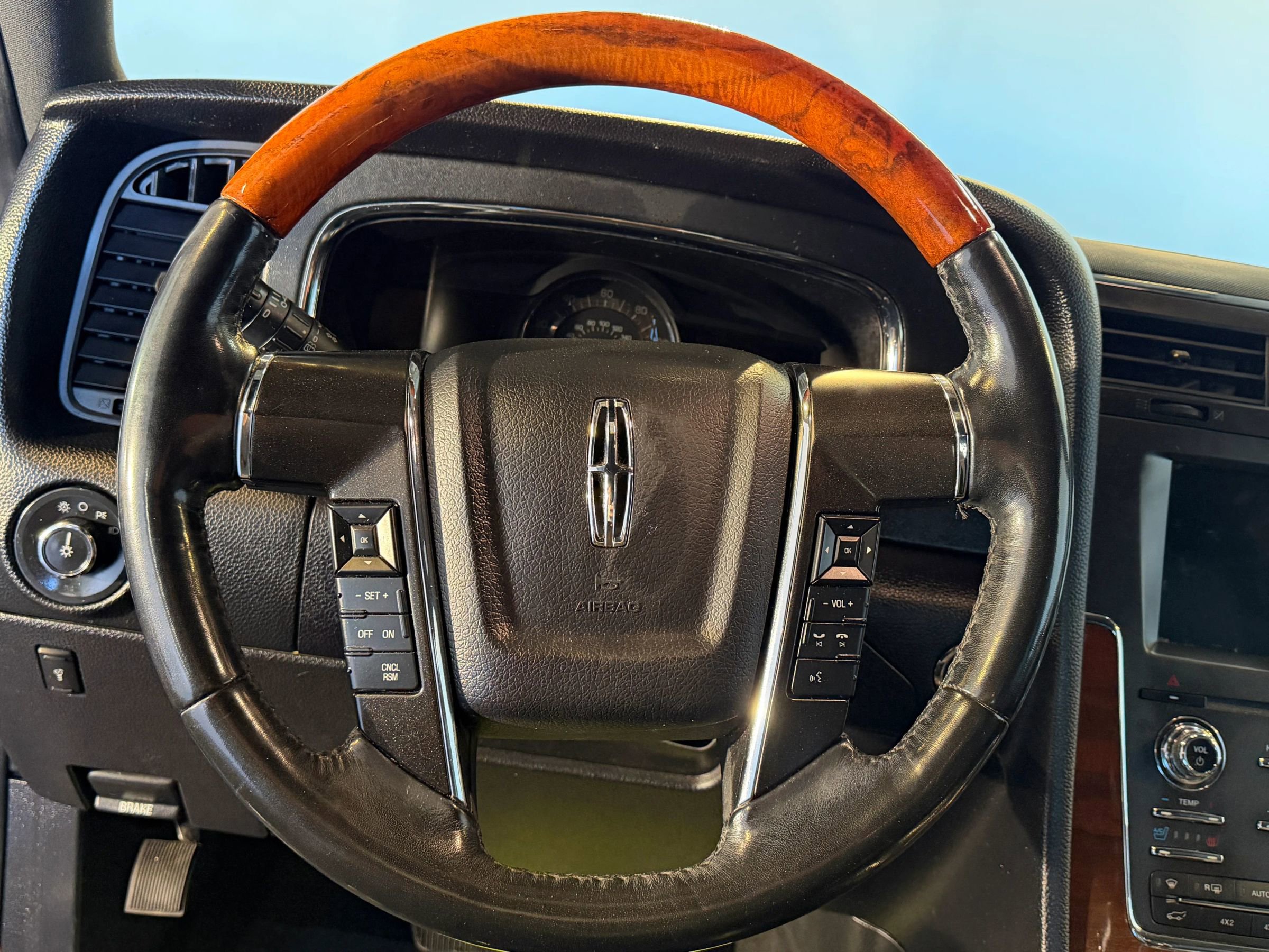 Used 2017 Lincoln Navigator L Select image 16