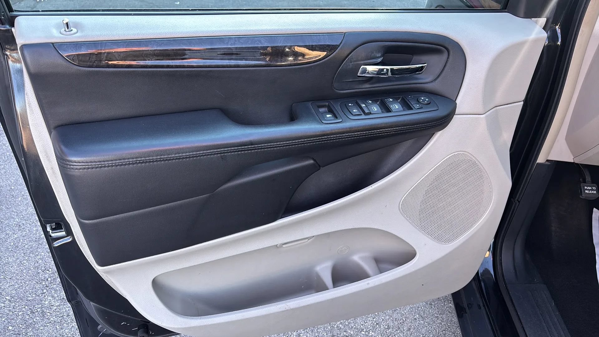Used 2012 Dodge Grand Caravan Crew FWD image 27