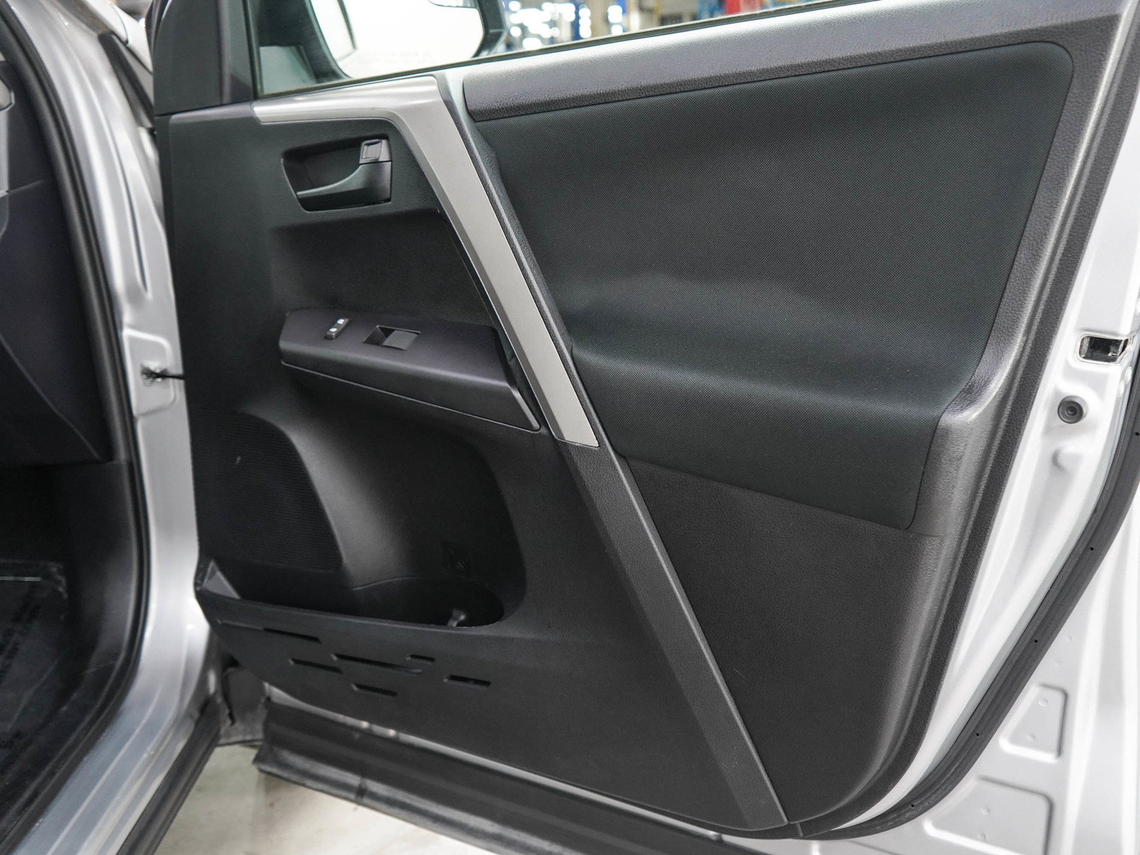 Used 2018 Toyota RAV4 LE w/ All Weather Liner Package AWD/4WD image 9