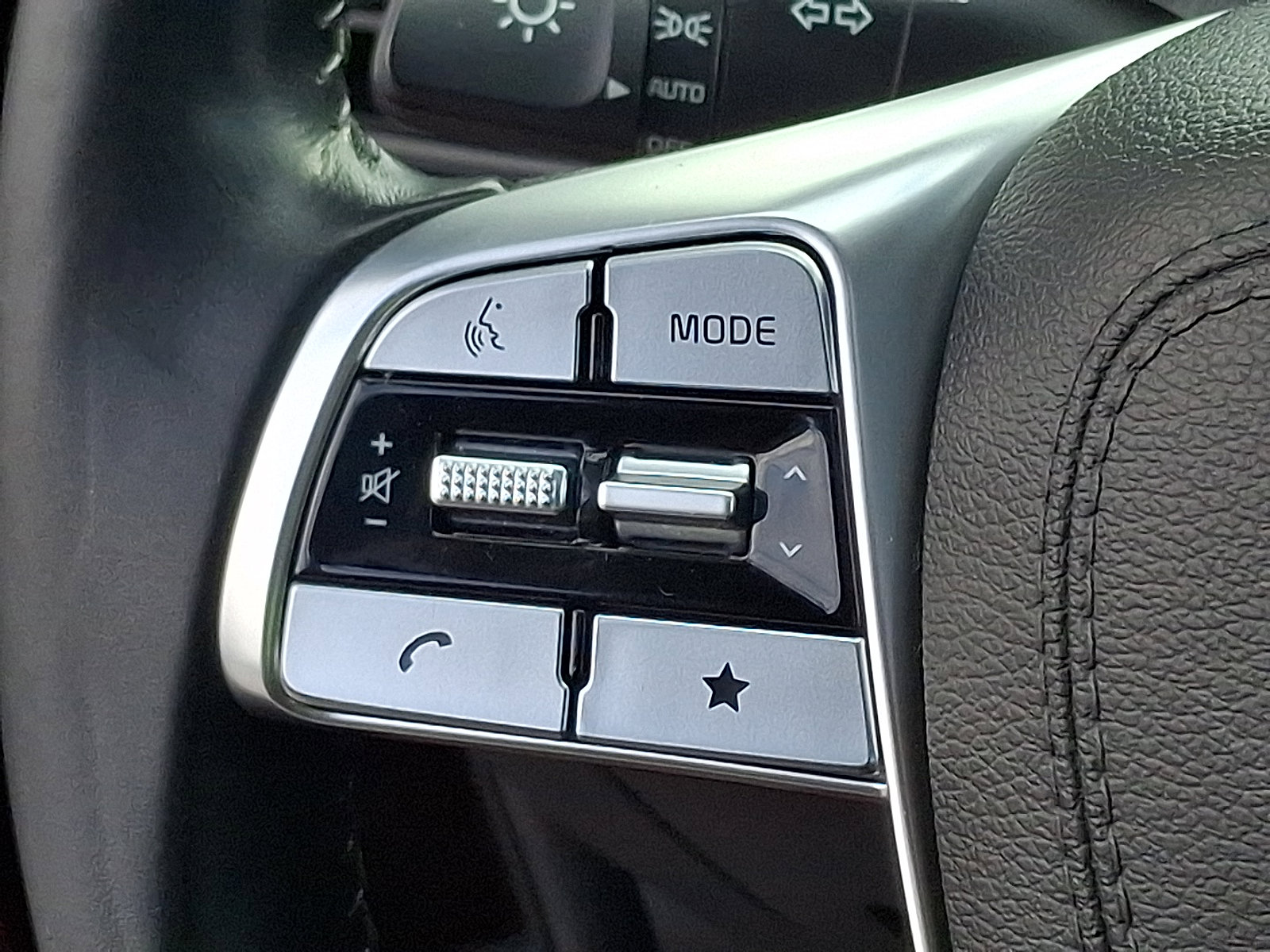 Used 2023 Kia Telluride EX w/ EX Captain's Chair Package image 24