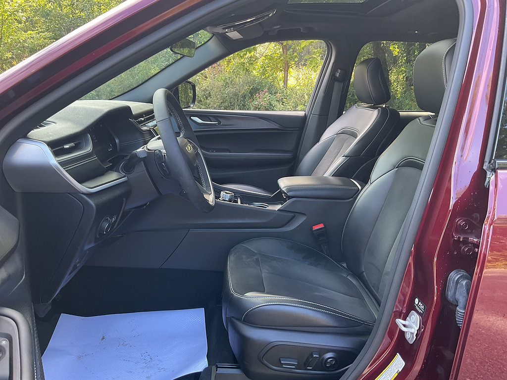 Used 2025 Jeep Grand Cherokee Altitude AWD/4WD image 8