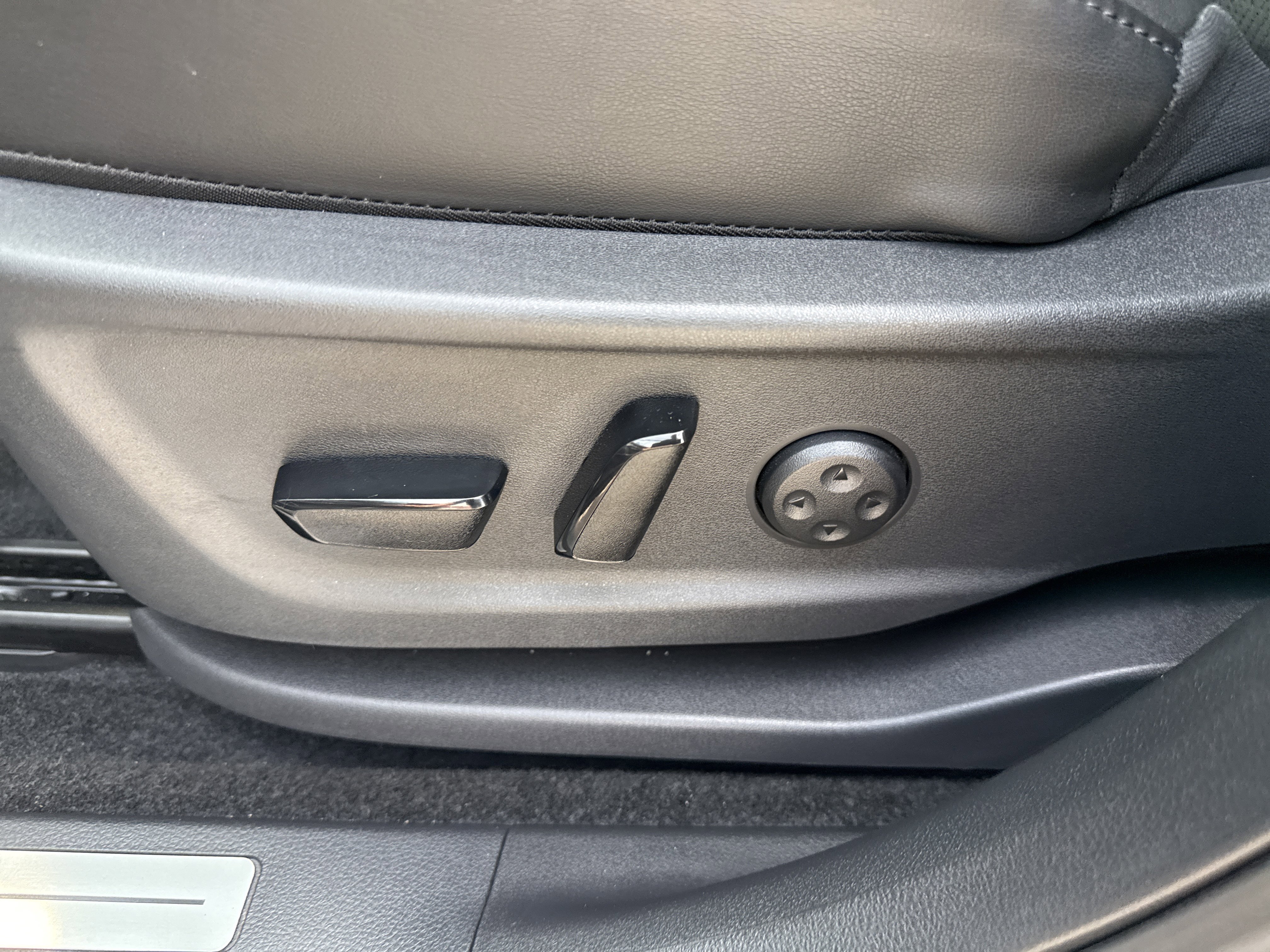 Certified 2025 Nissan Ariya AWD image 21