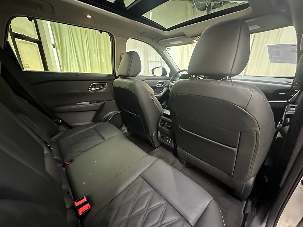 Used 2026 Nissan Rogue Platinum w/ Platinum Premium Package image 19