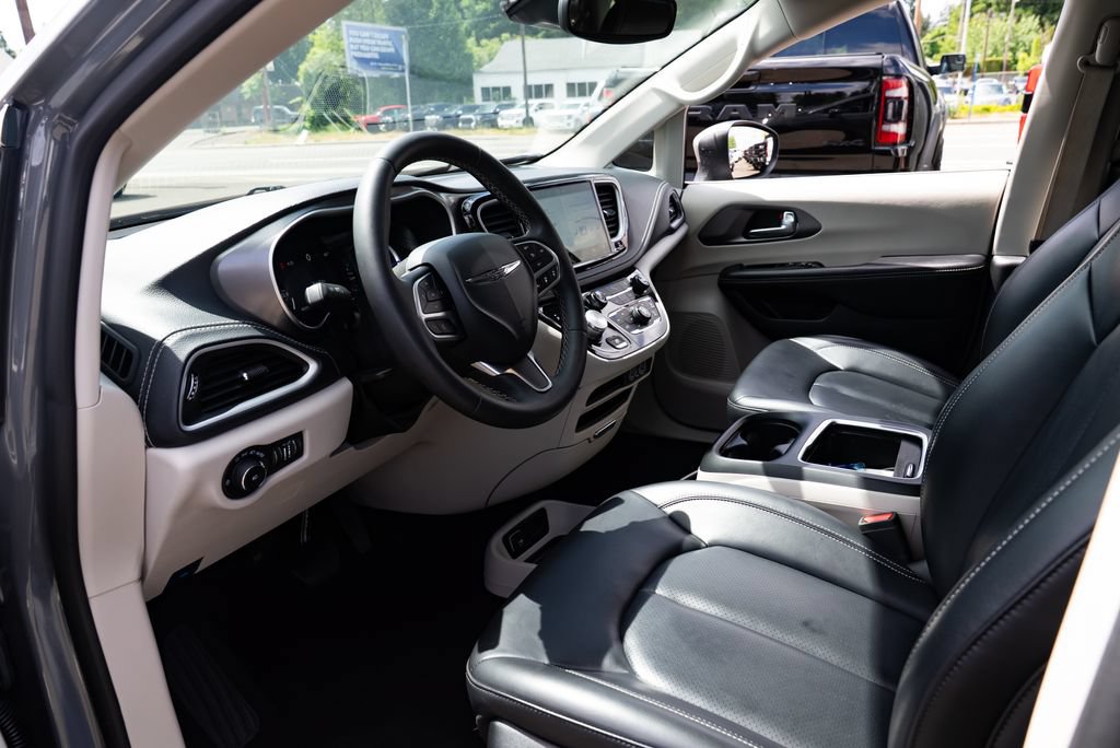 Used 2023 Chrysler Pacifica Touring-L FWD image 18
