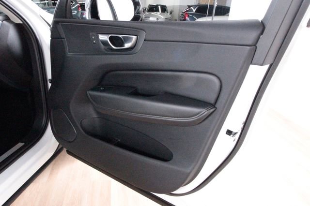 Used 2025 Volvo XC60 B5 Plus image 24