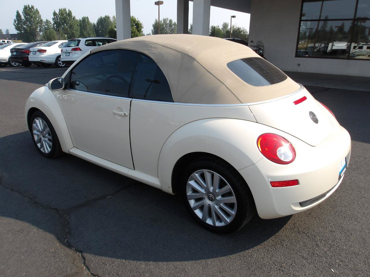 Used 2008 Volkswagen Beetle SE FWD image 3