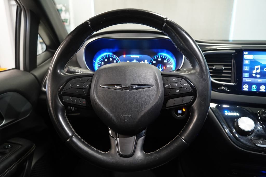 Used 2018 Chrysler Pacifica Touring-L Plus w/ S Appearance Package FWD image 17